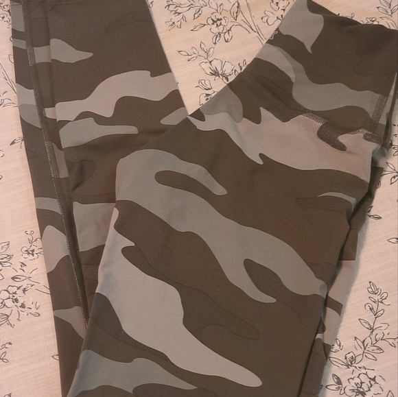 PINK Victoria's Secret Pants - Camouflage leggings victoria secret pink leggings Nwot hp🔥🔥🔥